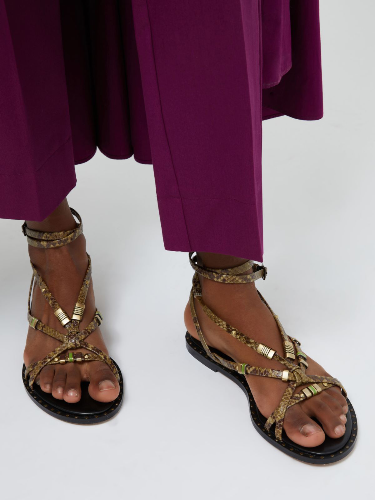 Flache Sandalen aus Leder, gruen | MAX&Co 