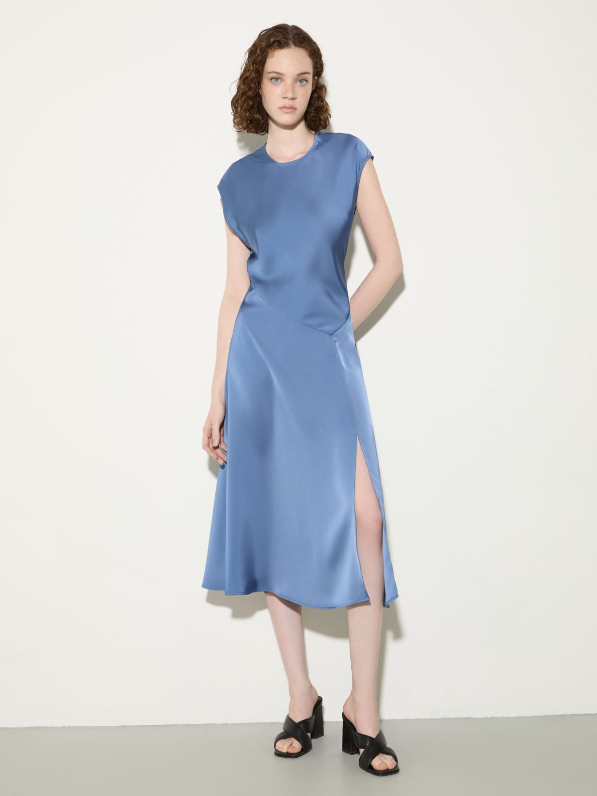 Vestido midi con vuelo de satén - ANIL - MAX&Co.
