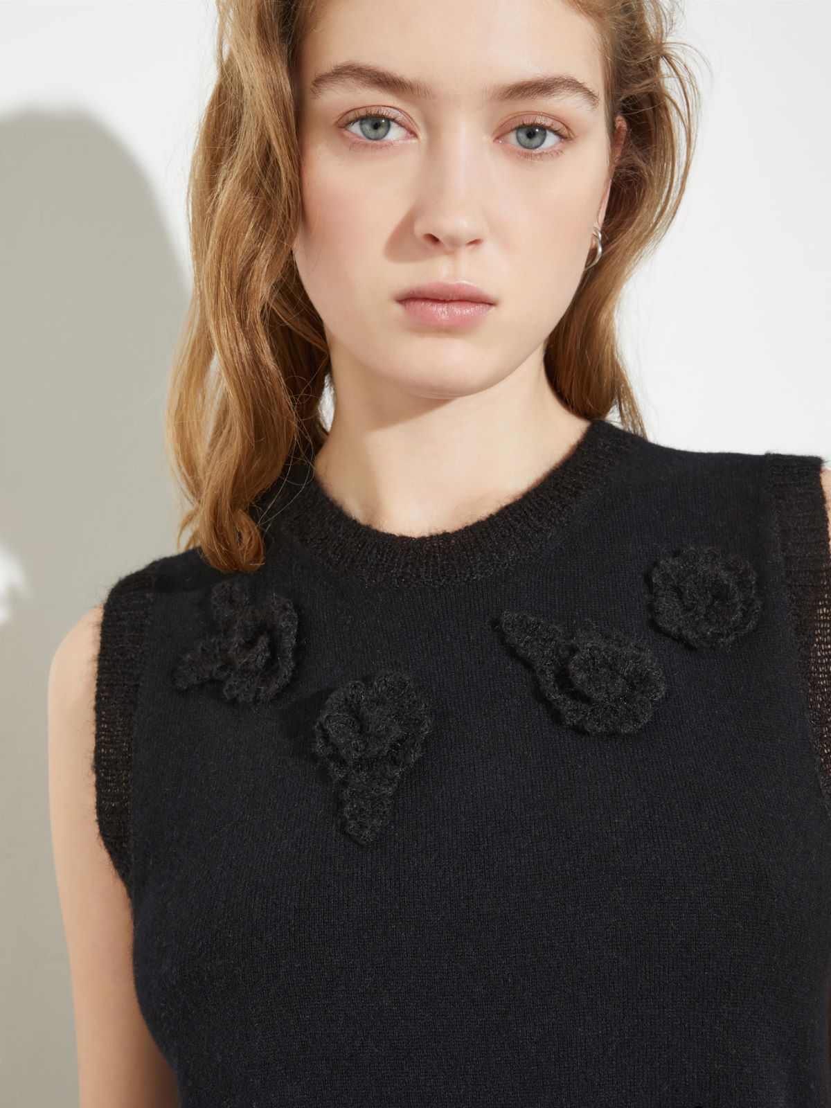 Floral-appliqué sleeveless gilet - BLACK - MAX&Co. - 3