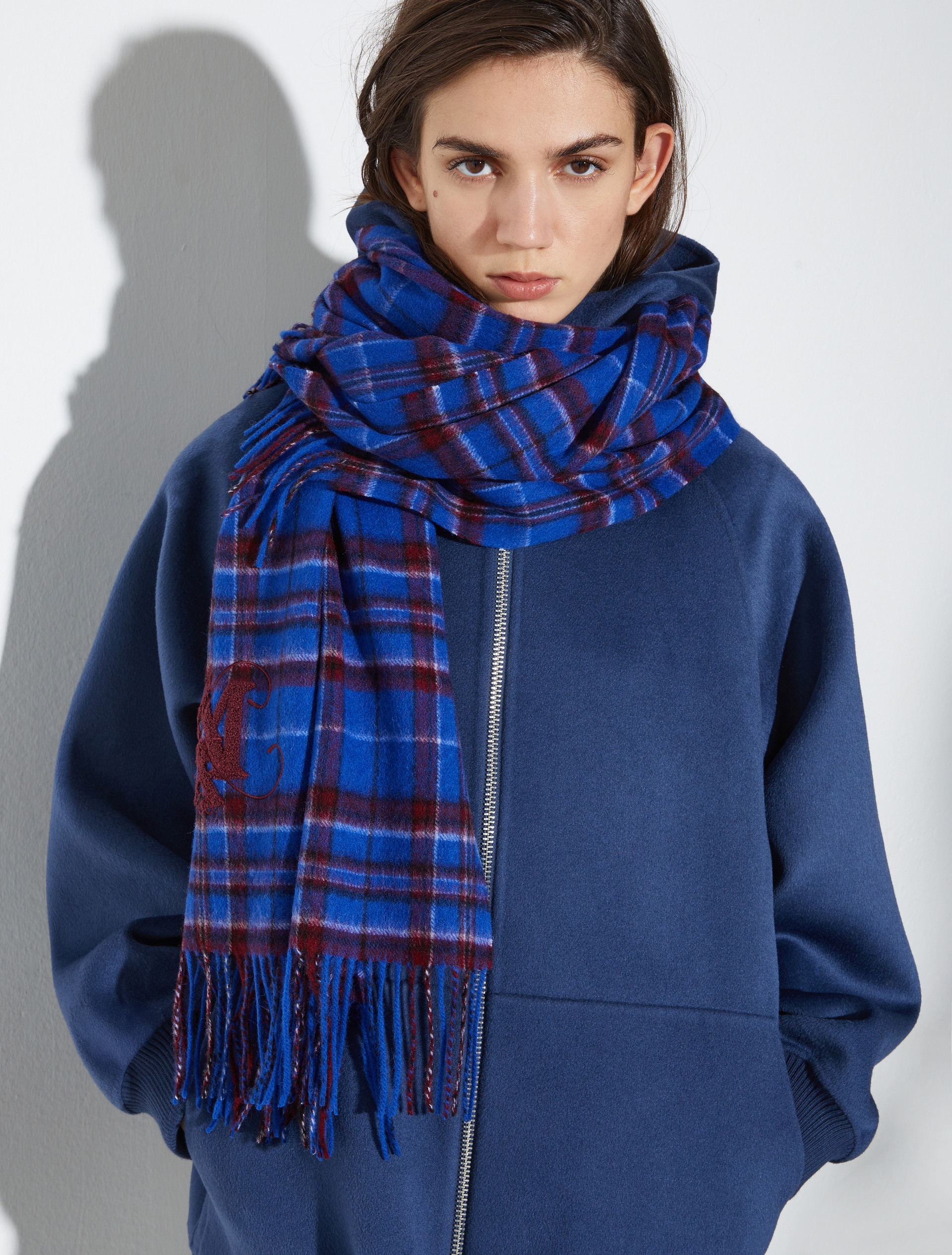 Emblem-embroidered wool stole, cornflower blue | MAX&Co. Emblem-embroidered wool stole - CORNFLOWER BLUE - MAX&Co. - 3