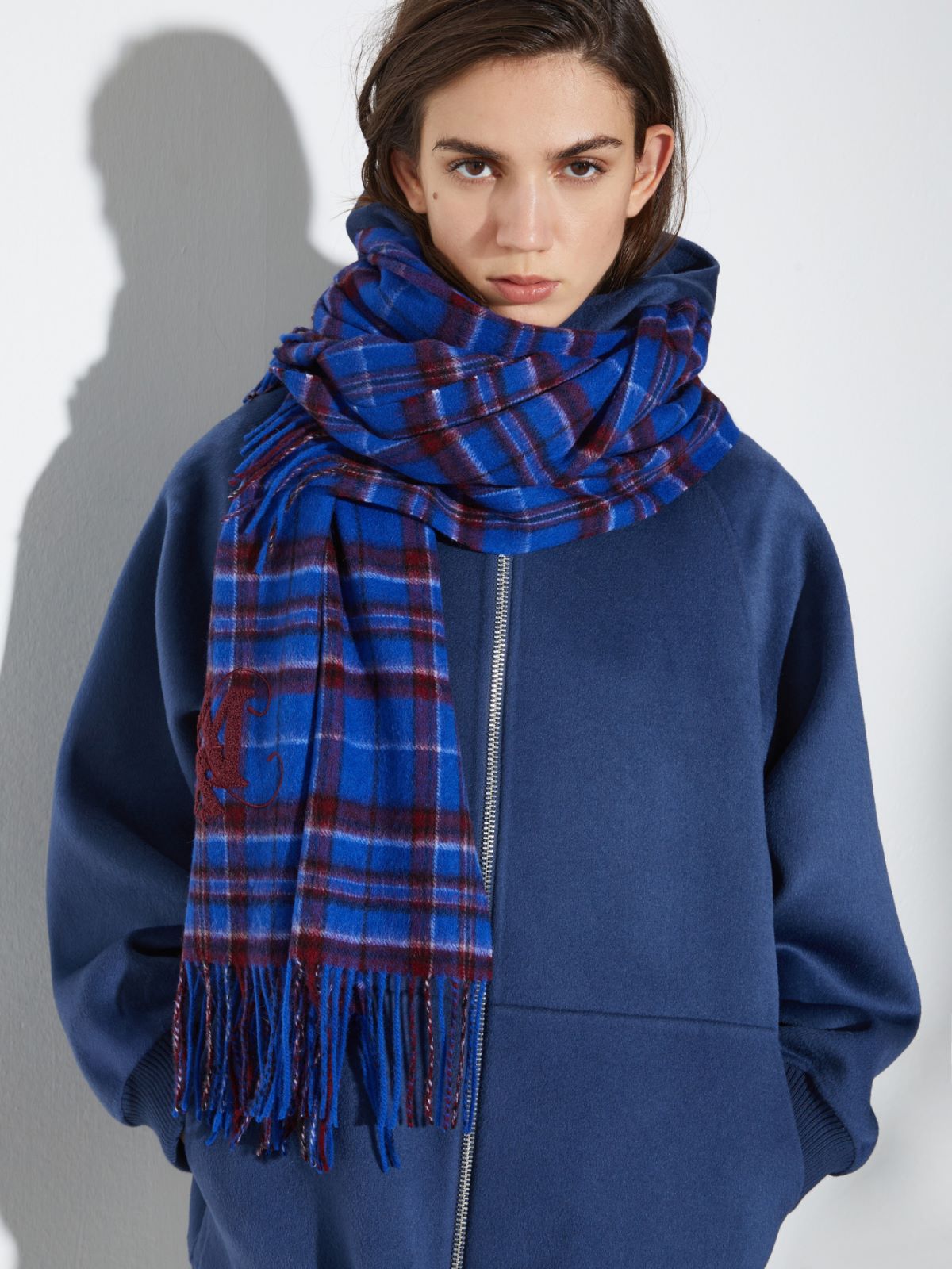 Emblem-embroidered wool stole - CORNFLOWER BLUE - MAX&Co. - 3