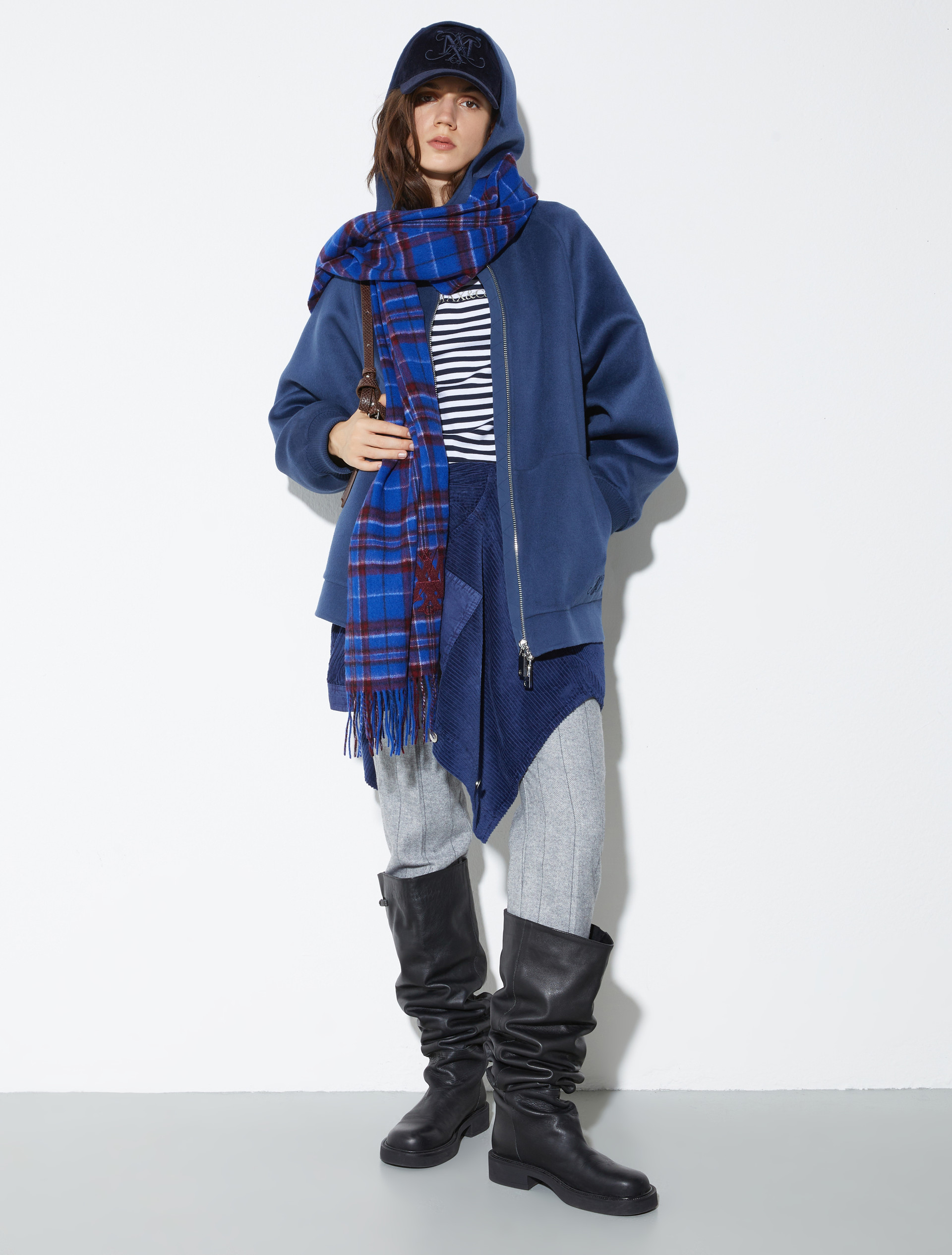 Emblem-embroidered wool stole, cornflower blue | MAX&Co. Emblem-embroidered wool stole - CORNFLOWER BLUE - MAX&Co. - 4