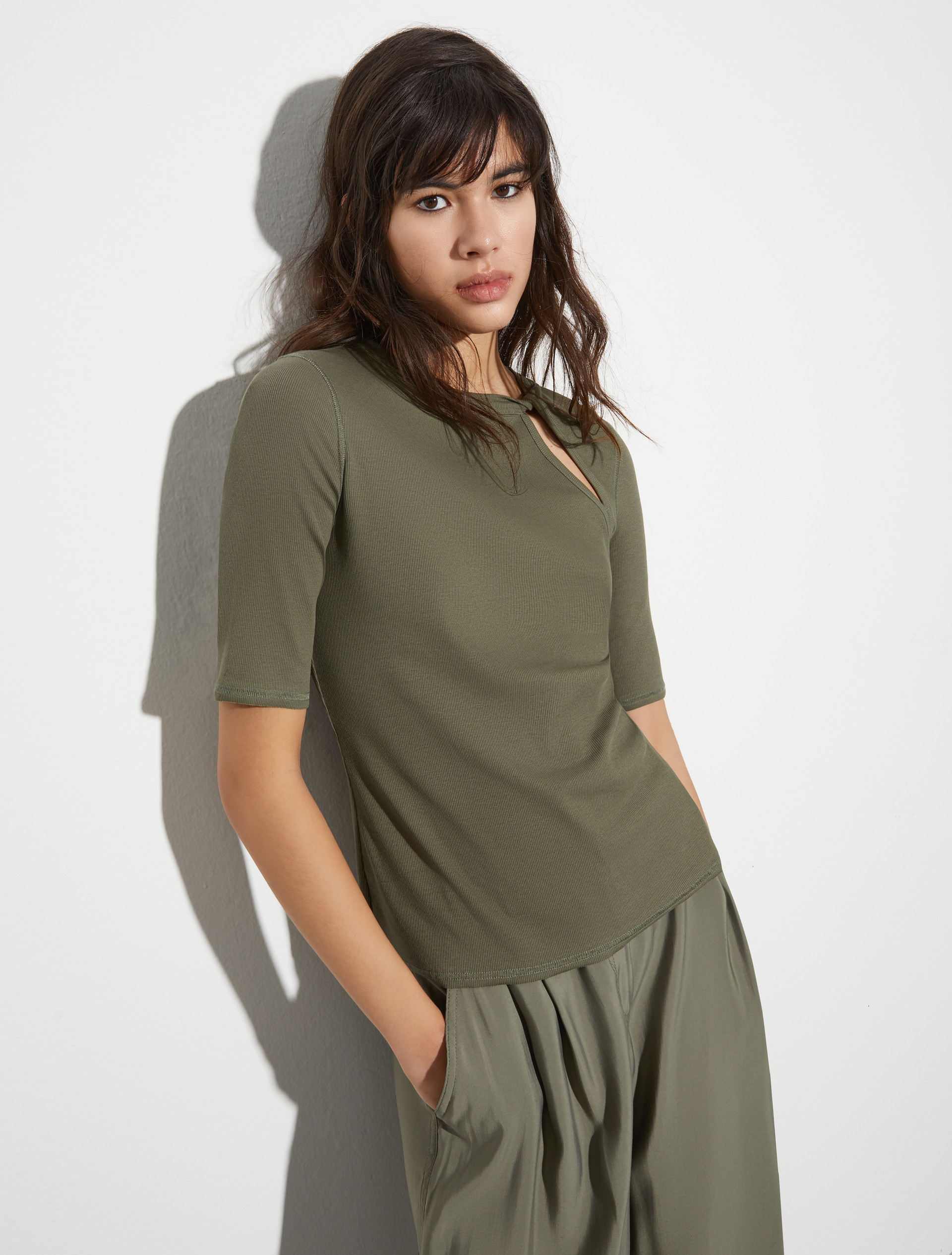 Ribbed cut-out T-shirt, kaki | MAX&Co. Ribbed cut-out T-shirt - KAKI - MAX&Co.