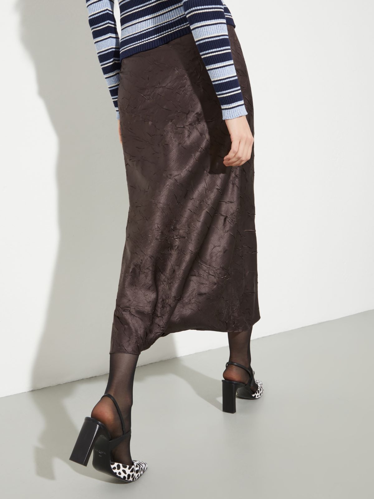 Crinkled satin midi skirt - CHOCOLATE - MAX&Co. - 2