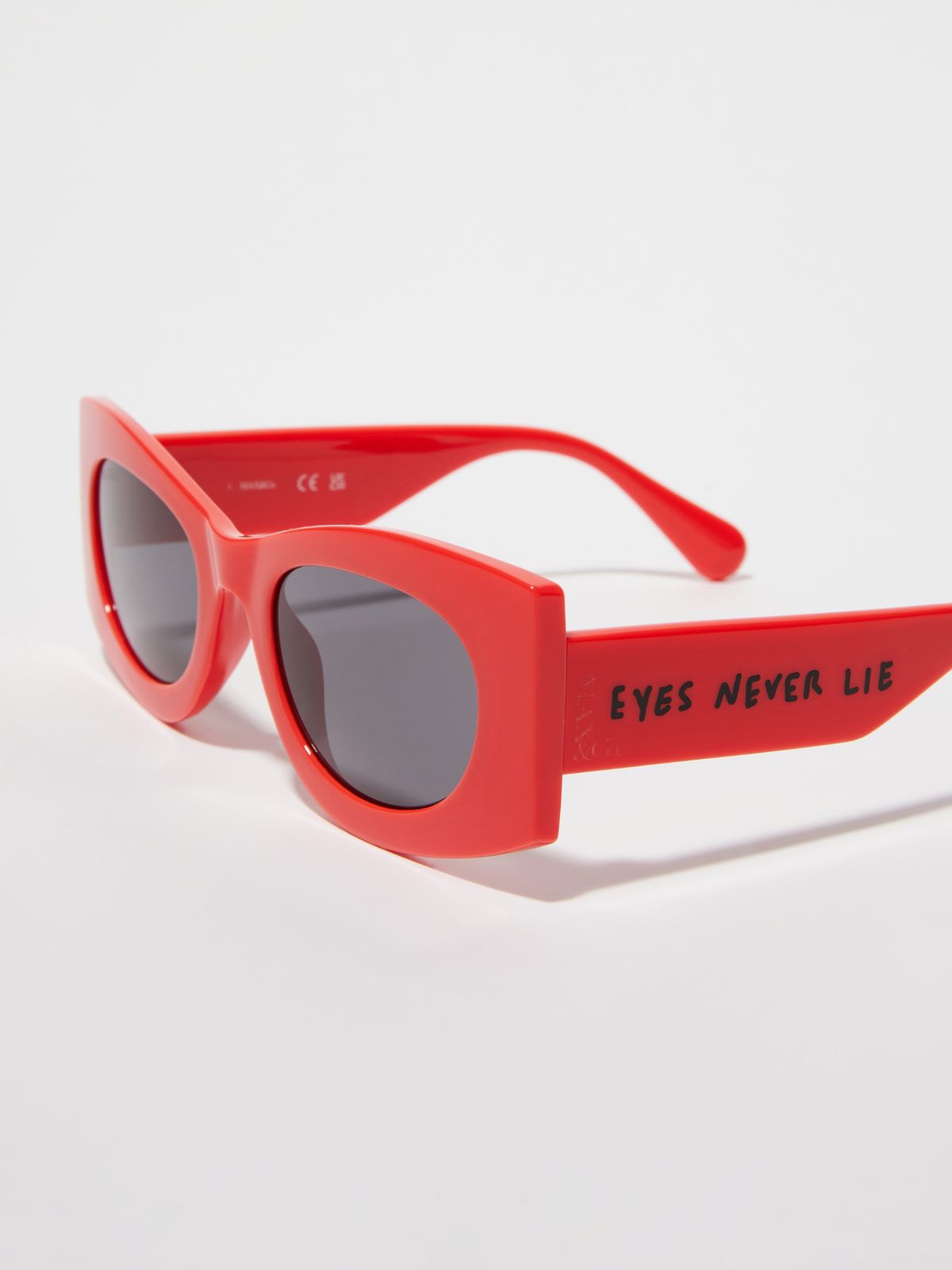 1-800 Gift Alert with Pietro Terzini sunglasses, red | MAX&Co. 1-800 Gift Alert with Pietro Terzini sunglasses - RED - MAX&Co. - 3