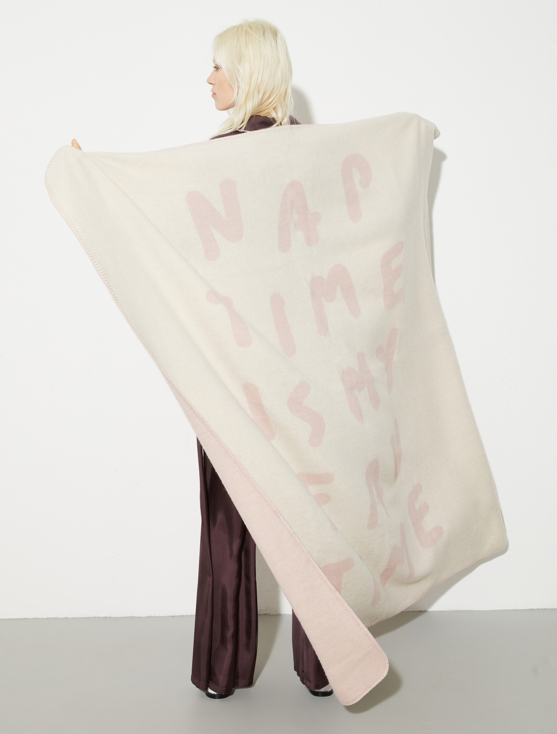 1-800 Gift Alert with Pietro Terzini blanket, wool white | MAX&Co. 1-800 Gift Alert with Pietro Terzini blanket - WOOL WHITE - MAX&Co.