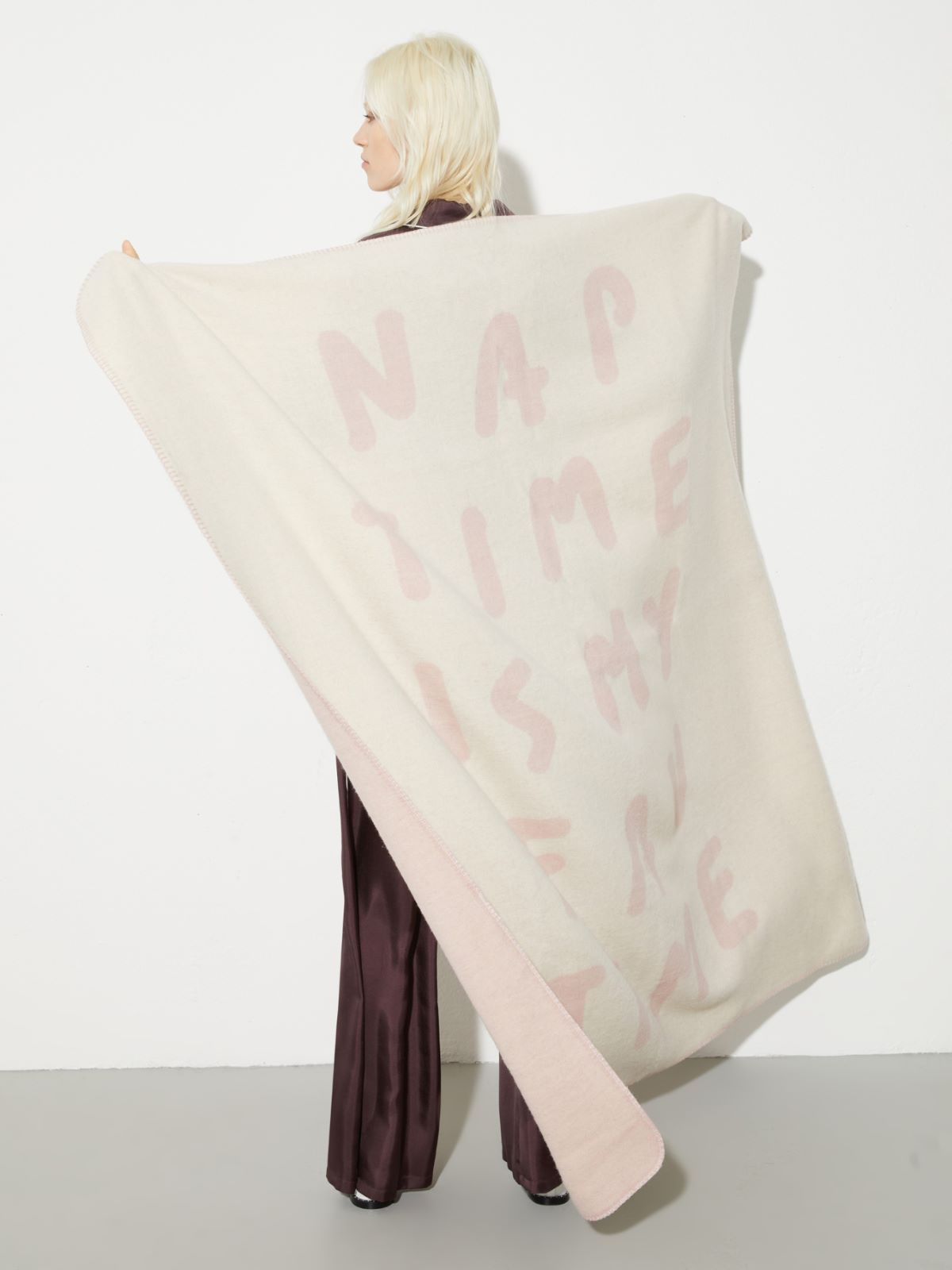 1-800 Gift Alert with Pietro Terzini blanket, wool white | MAX&Co. 1-800 Gift Alert with Pietro Terzini blanket - WOOL WHITE - MAX&Co.