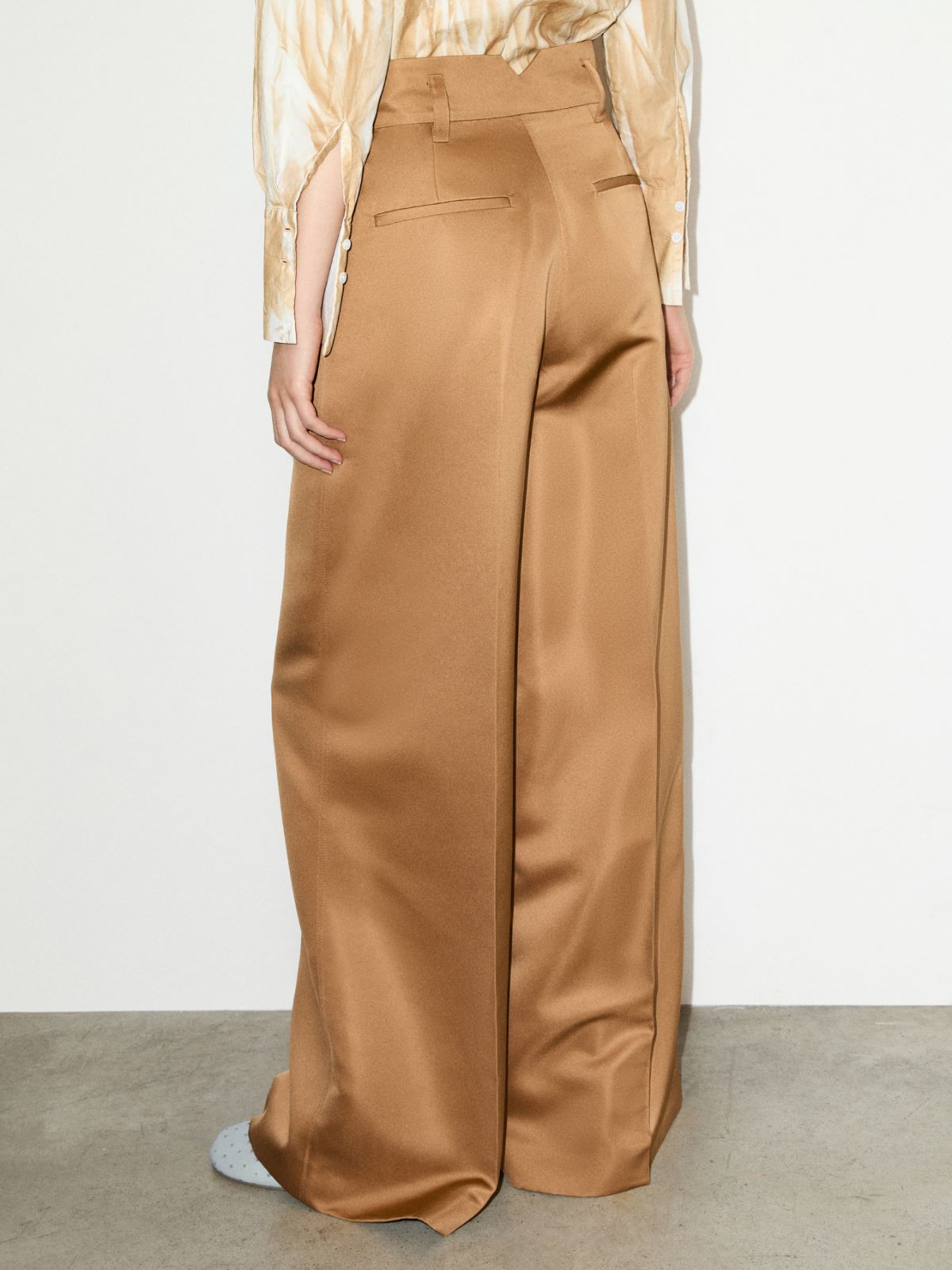 Pantalón de pernera ancha de satén duchesse - BEIGE - MAX&Co.
