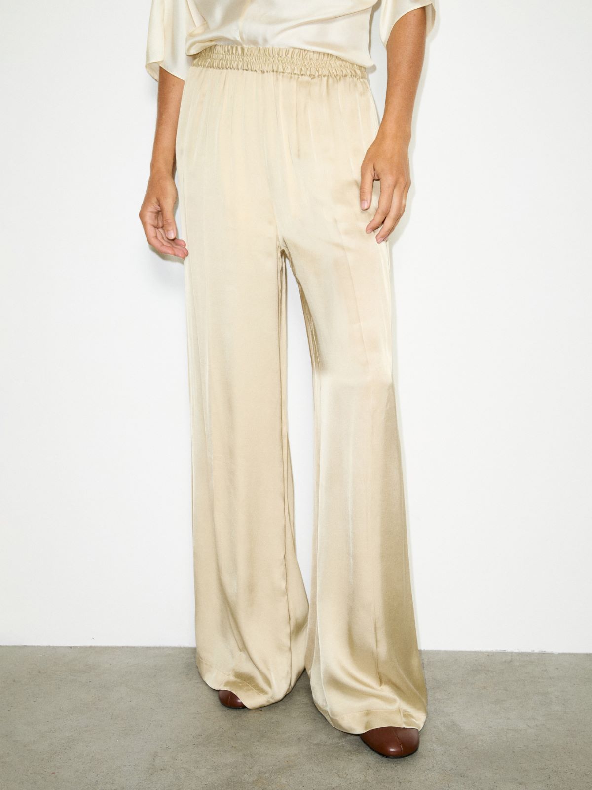 Hose mit weitem Bein aus Satin - GOLD - MAX&Co.