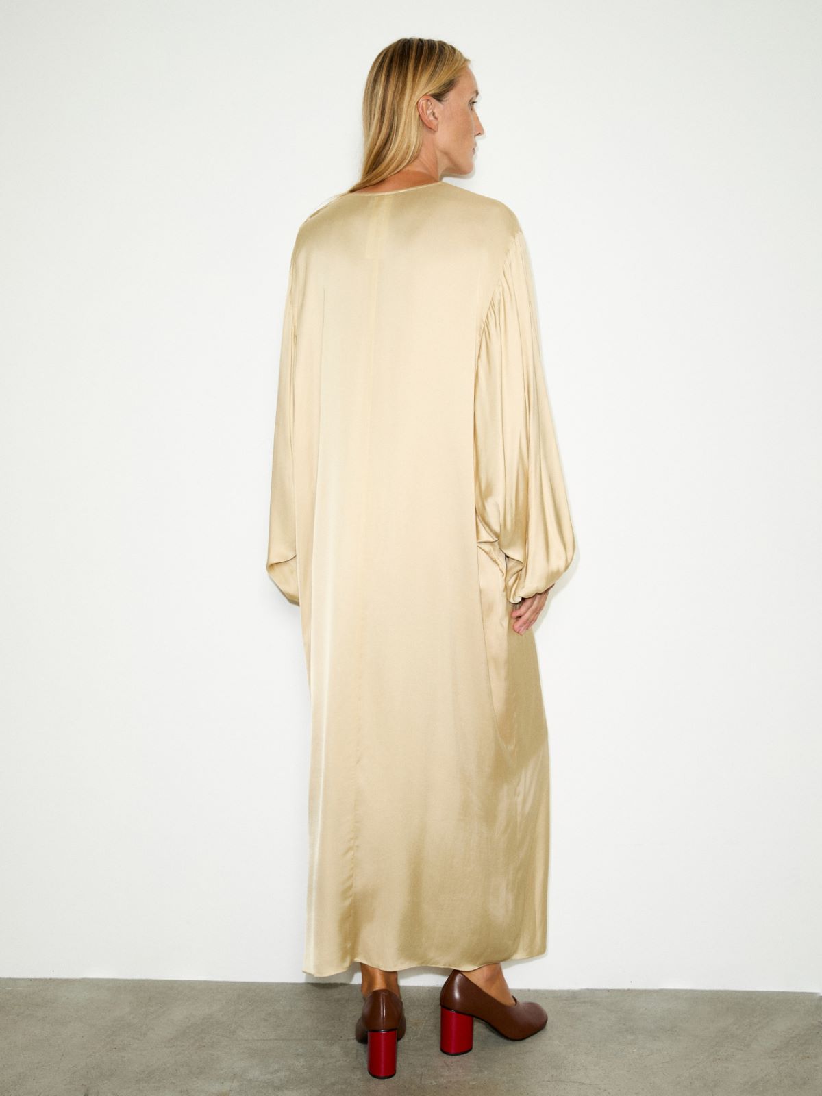 Maxi robe tunique en satin - OR - MAX&Co. - 2