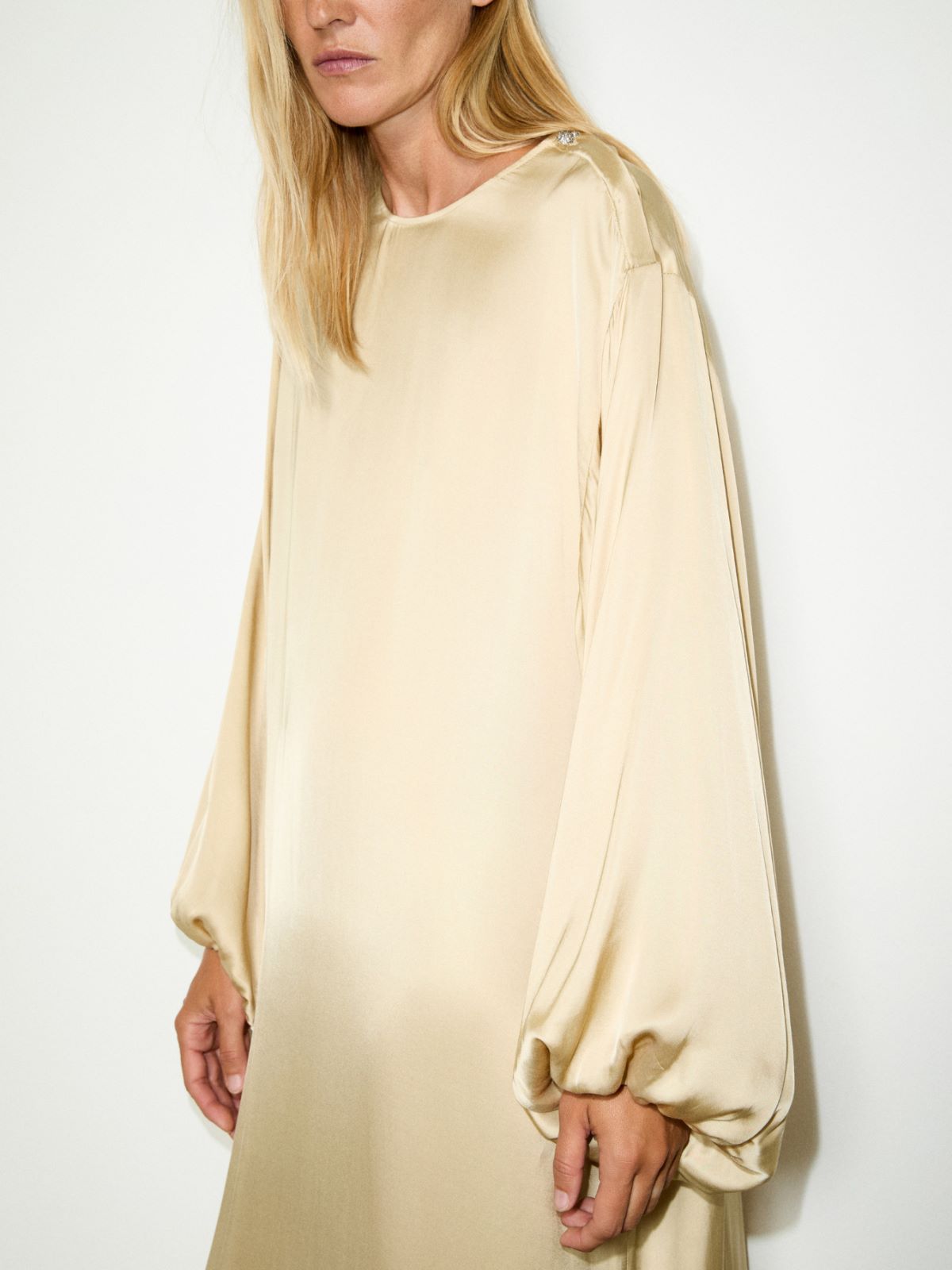 Maxi robe tunique en satin - OR - MAX&Co. - 4